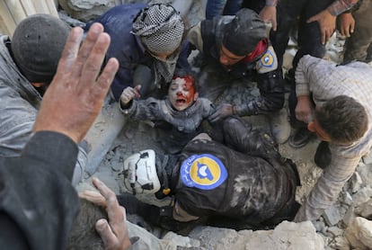 Uma das fotos ganhadoras do segundo prêmio de Histórias na categoria de 'Notícias de Atualidade', captada pelo fotógrafo Ameer Alhalbi da agência France-Presse (AFP). A imagem, titulada 'Rescued From the Rubble', mostra um grupo de voluntários sírios tentando resgatar uma criança entre os escombros depois da explosão de uma bomba em Aleppo, Síria, em 24 de novembro de 2016.