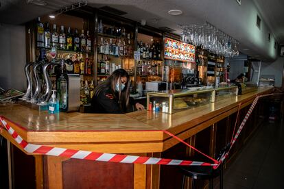 Un bar en el distrito de Usera, en Madrid, este martes.