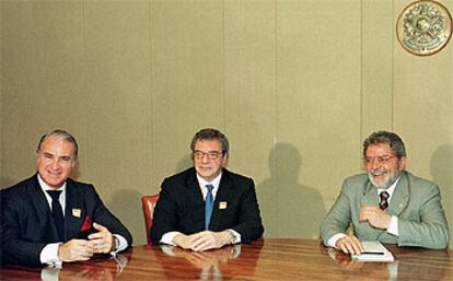 Miguel Horta (izquierda), junto a César Alierta y el presidente Lula, ayer en Brasilia.