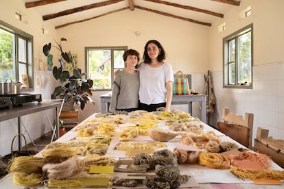 Mónica Suárez y Daniela Rubio en el taller de una de las artesanas en Sutatausa. 