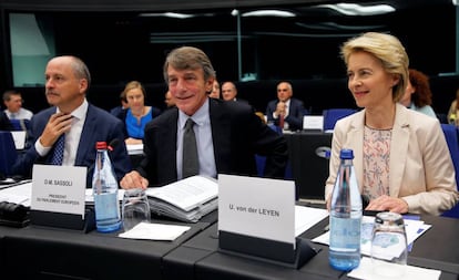 La presidenta electa de la Comisión Europea, Ursula von der Leyen, y el presidente del Parlamento Europeo, David Sassoli (centro), en una rueda de prensa el pasado 19 de septiembre.