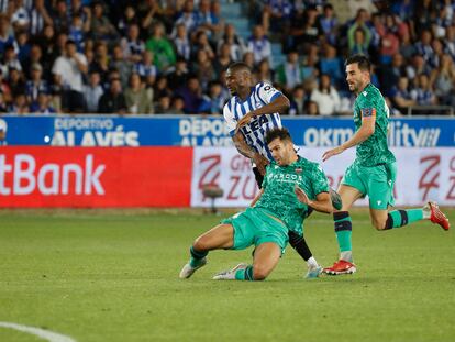 Mamadou Sylla y Rober Pier durante el partido del playoff de ascenso a primera división entre el Alavés y el Levante, en Mendizorroza este domingo.