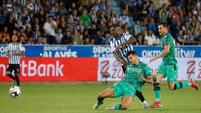 Mamadou Sylla y Rober Pier durante el partido del playoff de ascenso a primera división entre el Alavés y el Levante, en Mendizorroza este domingo.