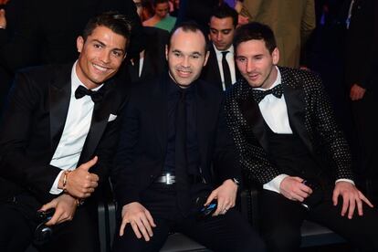 Cristiano Ronaldo, Andres Iniesta y Lionel Messi momentos antes de la ceremonia de entrega del Balón de Oro 2012.