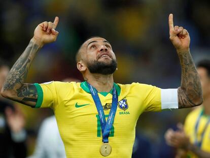 Dani Alves celebra el triunfo en la Copa de América.