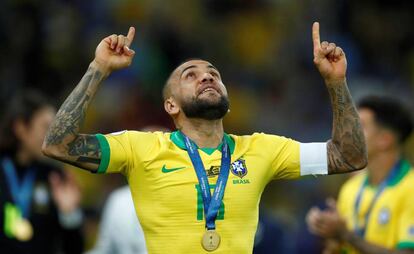 Dani Alves celebra el triunfo en la Copa de América.