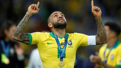 Dani Alves celebra el triunfo en la Copa de América.