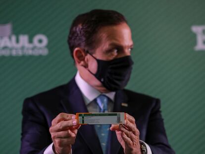 El gobernador de São Paulo, João Doria, sostiene una caja de la CoronaVac durante una rueda de prensa, el 7 de enero.