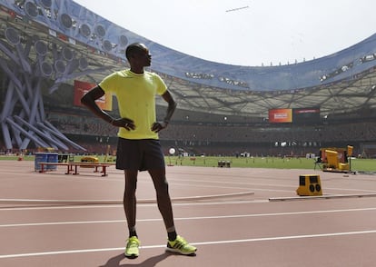 El atleta keniata Rudisha posa en una sesión de fotografía en el interior del estadio de Pekín.