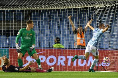 Iago Aspas de celebra el gol contra el Barcelona en presencia del portero Ter Stegen.