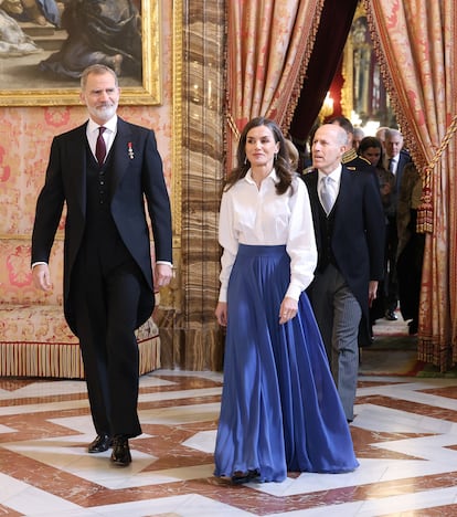 La reina Letizia, con la falda Venus de Aletheia en color azul, en la recepción del cuerpo diplomático.