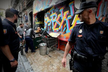 Agentes de la Policía Nacional han desalojado sin incidentes ni detenciones el centro social Patio Maravillas.