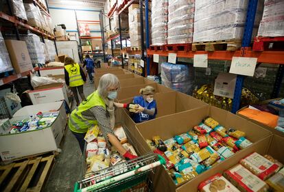 Varias voluntarias preparan comida para repartir en el banco de alimentos de Palma de Mallorca, en una imagen de diciembre de 2020.