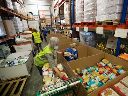 Varias voluntarias preparan comida para repartir en el banco de alimentos de Palma de Mallorca, en una imagen de diciembre de 2020.