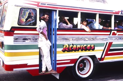 Bogotanos viajan en un autobús, en mayo de 1988.