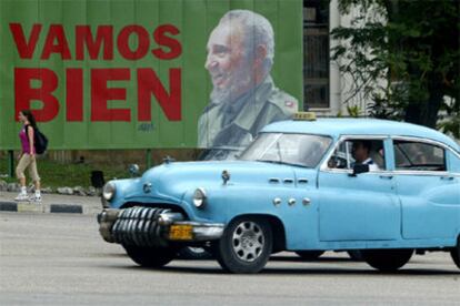 Un cartel en La Habana destaca los logros de Castro.