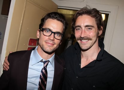 Matthew Bomer y Lee Pace asistieron al mismo instituto, el Klein High School en Spring (Texas, EE UU), y participaron en las funciones de teatro del centro. Cuando el periódico 'The New York Times' publicó en 2018 una entrevista en la que Pace hablaba sobre su homosexualidad, su amigo escribió en Twitter: "Te quiero y estoy muy orgulloso del hombre que fuiste, del hombre que has llegado a ser y del hombre que serás". A lo que el actor respondió: "Eres un caballero. Es una suerte llamarte amigo".