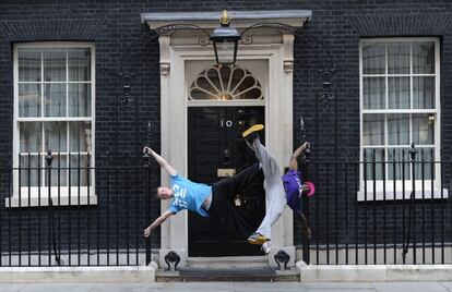 Karol Michta y Chima Akenzua, dos 'free runners', actúan a las puertas del 10 de Downing Street, residencia del primer ministro británico. Un grupo de jóvenes bailarines urbanos usó el pasado sábado esta edificio institucional como parte de su escenario, dentro de una iniciativa que busca dotar a los jóvenes del espacio necesario para realizar sus aficiones.