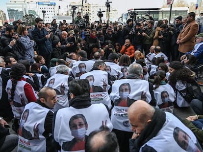 Miembros y diputados del HDP se sientan cerca de la plaza Taksim de Estambul rodeados por policías antidisturbios en un acto de solidaridad con la huelga de hambre de la diputada Leyla Güven, el pasado septiembre.