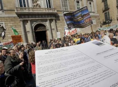Unos niños llevando una carta gigante de protesta hacia el Palau de la Generalitat.