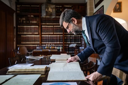 Jesús Anguita, responsable del archivo histórico.