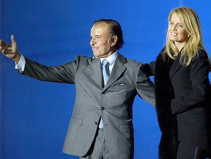 Carlos Menem, con Cecilia Bolocco.