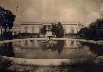 Imagen sin datar del Palacio Nuevo y de la fuente frente a su fachada, cuando todavía estaba en uso. El plan de rehabilitación de la Comunidad pretende devolverle su antiguo esplendor.