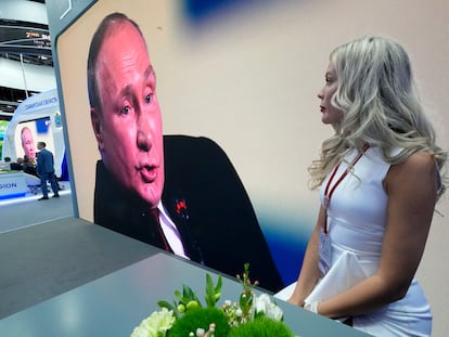 Una participante en el Foro Económico de San Petersburgo sigue la intervención de Putin, el pasado 17 de junio.