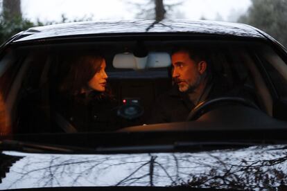 El Rey, al volante, charla con doña Letizia en el interior de su coche, el 10 de enero de 2018, antes de partir hacia el colegio Santa María de los Rosales, donde estudian sus hijas.