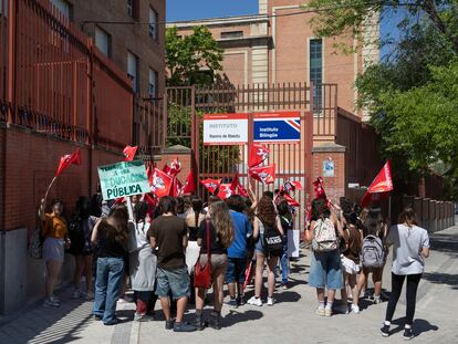 Protestas en el Instituto Ramiro de Maeztu  porque Isabel Díaz Ayuso, presidenta de la comunidad de Madrid, pone las instalaciones del centro público al servicio de un nuevo colegio internacional.