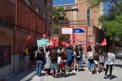 Protesta en el colegio Ramiro de Maeztu por el plan del Gobierno de la Comunidad de Madrid, este martes.