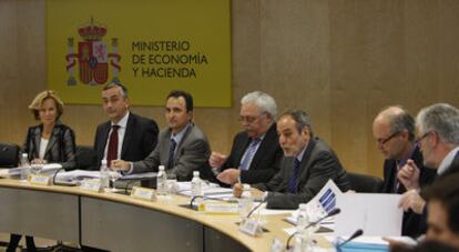 La vicepresidenta Elena Salgado, durante la reunión que mantuvo el pasado lunes con los consejeros de Economía de las Comunidades Autónomas.