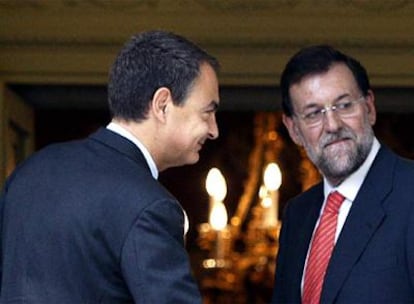 José Luis Rodríguez Zapatero y Mariano Rajoy, en La Moncloa en octubre de 2008.