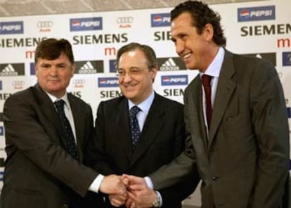Camacho, Florentino Pérez y Jorge Valdano, en rueda de prensa.