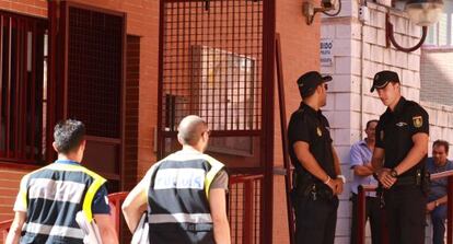 Agentes de la polic&iacute;a en el portal de la calle Rutilo.