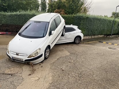 El estado en el que quedó el coche de la autora tras la tormenta.