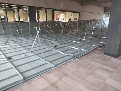 El falso techo tras su caída, en una foto facilitada por los trabajadores.