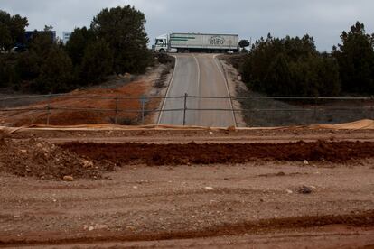 Los trabajos que tratan de convertir la N-122 en la autovía A-11 avanzan lentamente por retrasos en la financiación o errores en su trazado. En la imagen, parte de las obras a la altura de Calatañazor (Soria), donde una calzada romana ha retrasado la intervención porque los primeros planes no la tuvieron en cuenta.