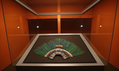 El penacho de Moctezuma expuesto en el Museo Etnográfico de Viena es quizá la pieza que mejor representa el agravio del expolio. Fue el tocado - o uno de ellos - de Moctezuma II, emperador de Tenochitlán durante la llegada de los españoles a México (1519). Es un penacho de oro con piedras preciosas y 400 plumas de quetzal. Originalmente, formó parte de un paquete de 158 piezas que el Emperador Moctezuma regaló a Hernán Cortés para honrarlo como un visitante distinguido. Se cree que años después pasó a ser propiedad de la Casa Real de Austria, cuando el barco en el que viajaba el penacho fue atacado en Jamaica por corsarios franceses. Medio siglo después fueron adquiridas a un ladrón italiano por el archiduque de Austria, Fernando II del Tirol.