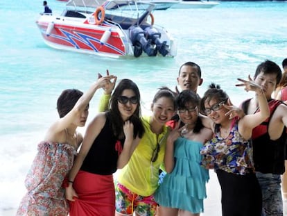 Un grupo de turistas chinos disfruta de un d&iacute;a de playa de Tailandia.  
