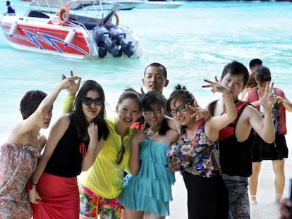 Un grupo de turistas chinos disfruta de un día de playa de Tailandia.