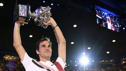 Federer ergue o troféu de campeão em Melbourne.