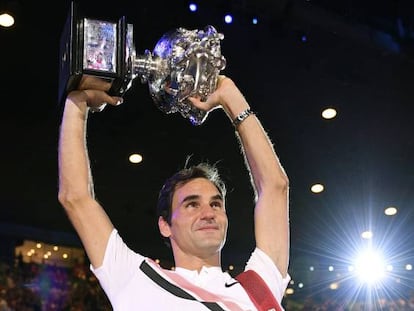 Federer eleva el trofeo de campeón en Melbourne.