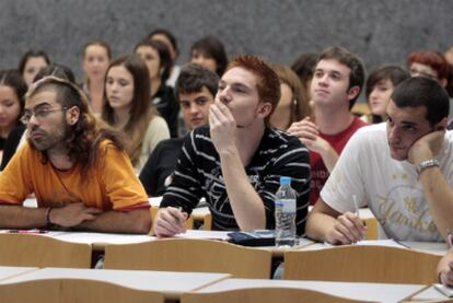 Estudiantes de una facultad del campus universitario de Valencia.
