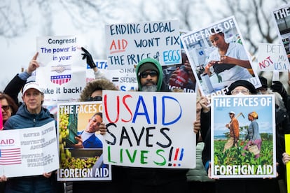Manifestantes protestan contra el cierre de USAID afuera del Capitolio, el pasado 5 de febrero en Washington.