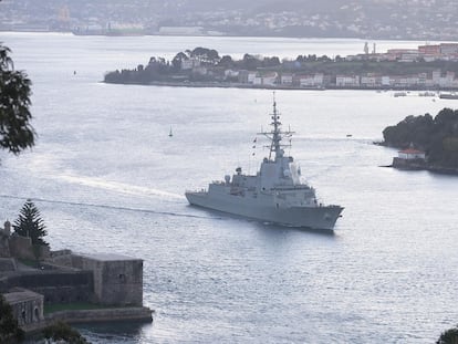 La fragata 'Blas de Lezo', en la ría de Ferrol.