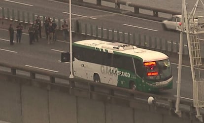 O ônibus da viação Galo Branco na ponte Rio-Niterói, cujos passageiros foram mantidos reféns na manhã desta terça-feira.