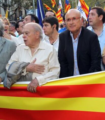 El portavoz de CiU en el Congreso, Josep Antoni Duran Lleida (d), y el expresidente de la Generalitat Jordi Pujol (i) durante la manifestación independentista.