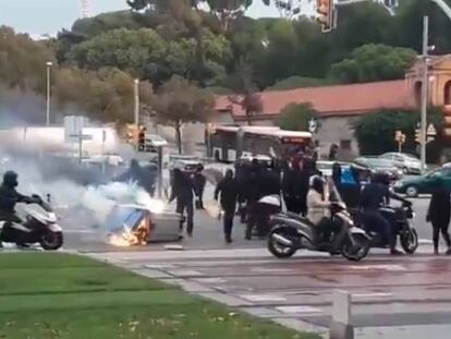 Contenidors cremant a l'avinguda Diagonal.