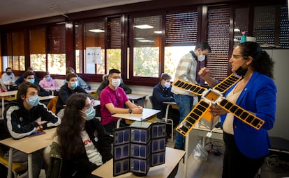 La doctora Shimrit Maman, en la clase de los alumnos de Las Musas que trabajan para lanzar un nanosatélite al espacio.  